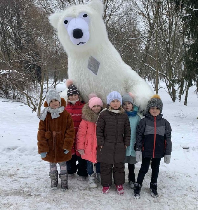 Прогулянки щасливих дітей у Світлинці з ведмедиком Боб.