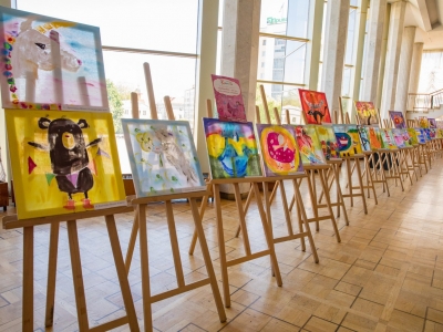 Виставка робіт дітей художньої студії "Світлинки" під назвою "Дитинство - це час коли ми можемо літати!"