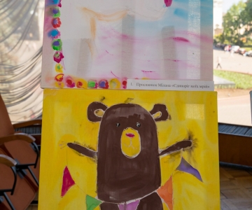 Виставка робіт дітей художньої студії "Світлинки" під назвою "Дитинство - це час коли ми можемо літати!"