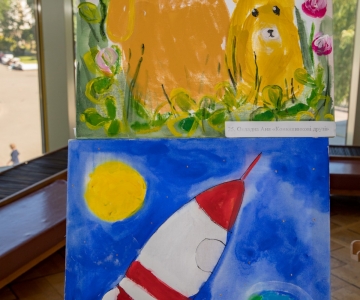 Виставка робіт дітей художньої студії "Світлинки" під назвою "Дитинство - це час коли ми можемо літати!"