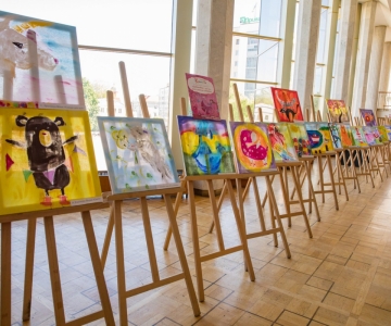 Виставка робіт дітей художньої студії "Світлинки" під назвою "Дитинство - це час коли ми можемо літати!"