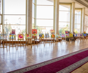 Виставка робіт дітей художньої студії "Світлинки" під назвою "Дитинство - це час коли ми можемо літати!"