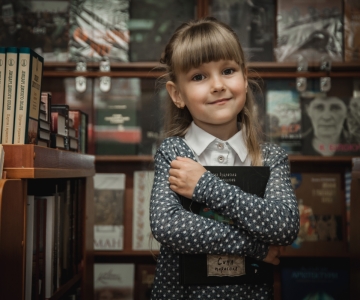 учениці модельної школи у книгарні