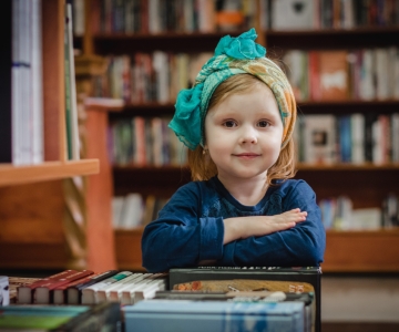 учениці модельної школи у книгарні