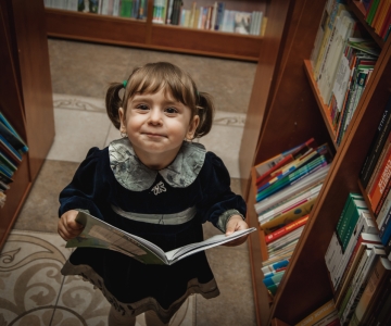 учениці модельної школи у книгарні