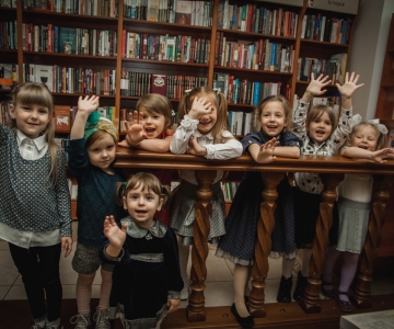 учениці модельної школи у книгарні